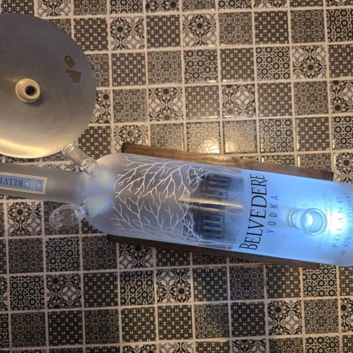 Belvedere Vodka Flasche auf einem Tisch mit Shisha-Zubehör.