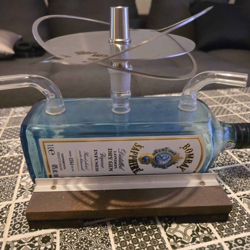 Rauchgerät mit Wasserpfeife, inklusive Zubehör, auf Tisch mit Fliesen.