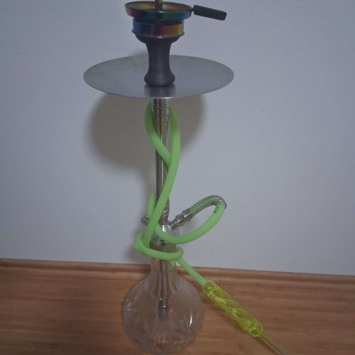 Shisha mit Glasbase, Silikonschlauch und Metallkopf zum Rauchen.