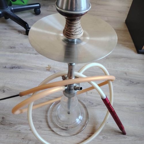 Shisha mit Metall- und Holzkomponenten auf Holzboden.