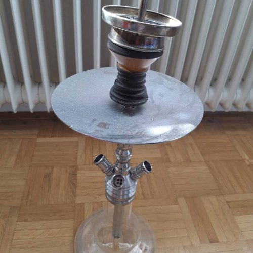 Rauchsäule mit Wasserpfeife, Metallaufsatz und Schlauch, ideal für Shisha-Liebhaber.