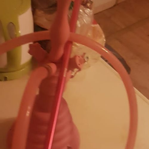 Bunte Shisha mit Glasbowl und Schlauch, ideal für Raucher und Shisha-Liebhaber.