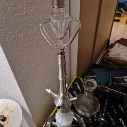 Wasserpfeife mit Glasbowl und Metallrohr, gut gepflegt.