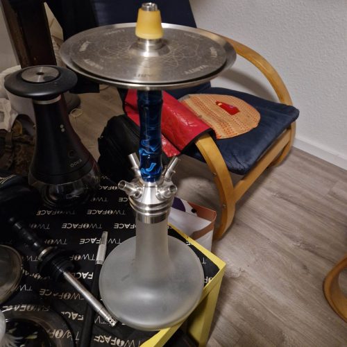 Shisha-Rauchsäule auf einem Tisch mit Zubehör.