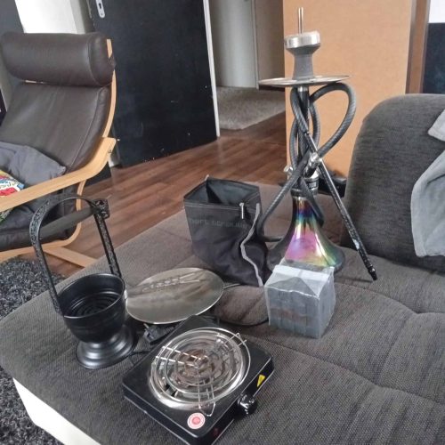Rauchsäule und Shisha-Zubehör auf einem Sofa, ideal für Raucher und Shisha-Liebhaber.