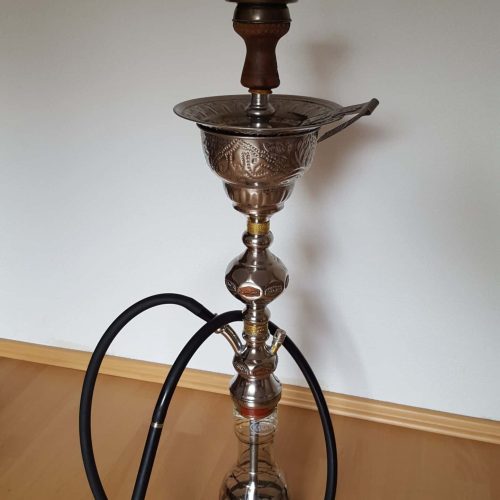 Aladin Shisha mit Glasbasis und Silikonschlauch.