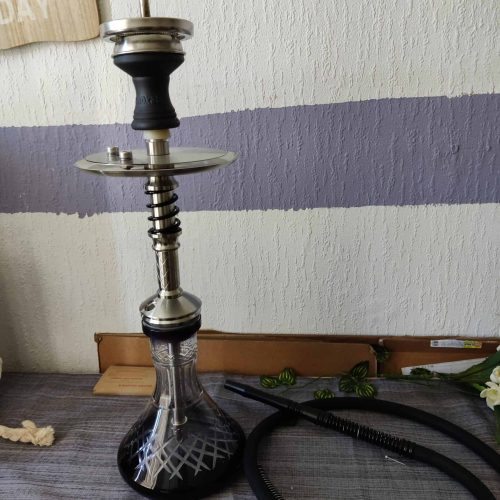 Shisha mit Glasbasis und Silikonschlauch, perfekt für Genuss und Entspannung.