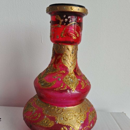 Dekorative Vase mit rotem und goldfarbenem Muster.