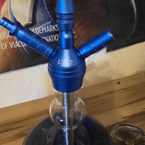 Rauchsäule mit blauer Silikonschlauch, ideal für Shisha-Liebhaber, gut gepflegt und funktionstüchtig.