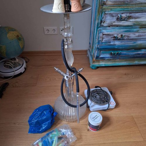 Rauchsäule mit Zubehör, Shisha-Setup, Wasserpfeife.