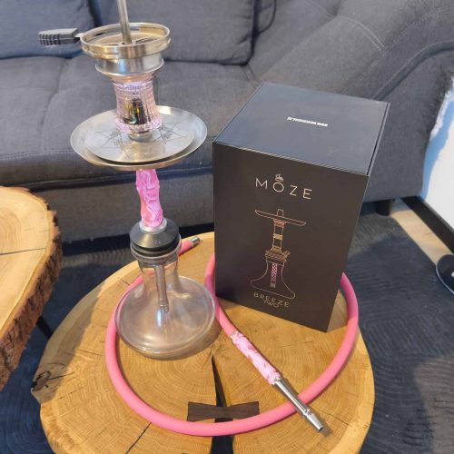 Shisha mit Glas, Schlauch und Zubehör, perfekt für gemütliche Abende.