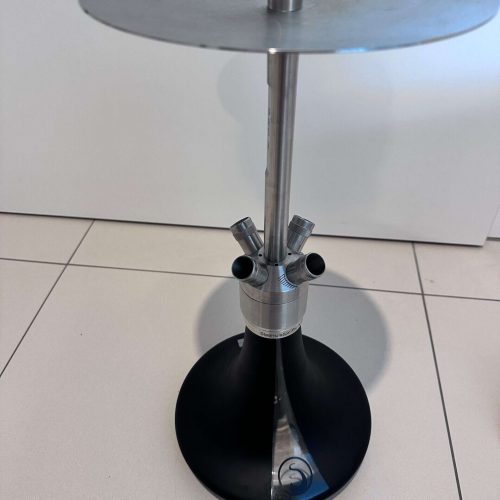 Metallhocker mit runder Tischplatte, ideal für Shisha-Raucher.