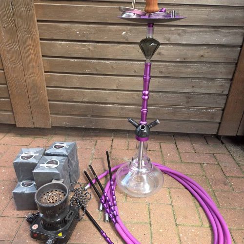 Shisha mit Glasbowl, Silikonschlauch und Kohlezange.