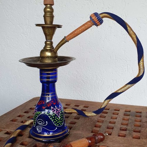 Bunte Shisha mit Holz- und Metallteilen, ideal für gemütliche Abende.