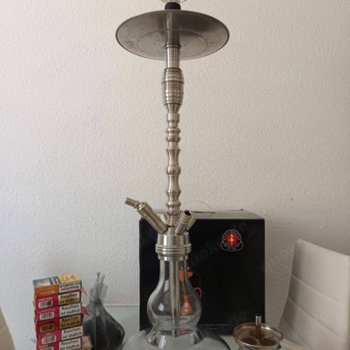 Große Shisha mit Glasbasis und Metallaufsatz, inklusive Tabak und Kohle.