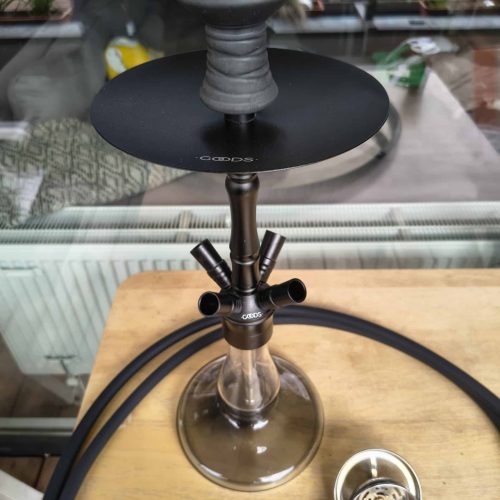 Wasserpfeife mit Glasbowl, Schlauch und Kopf, ideal für Shisha-Liebhaber.