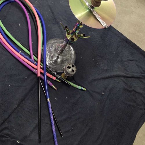 Bilder von einer Shisha mit bunten Schläuchen und Zubehör auf schwarzem Tuch.