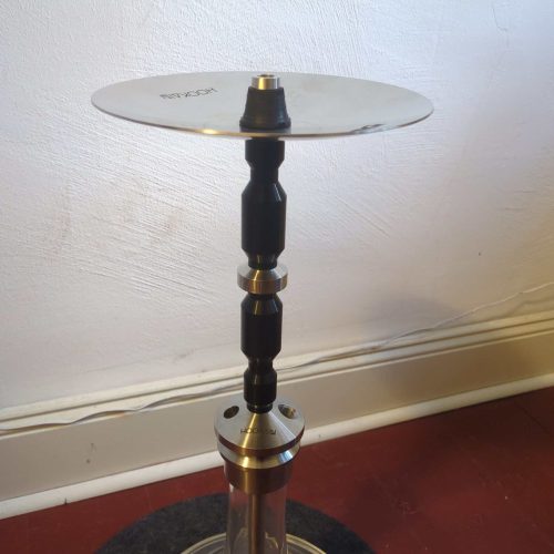 Shisha-Kopfständer mit Metallplatte, ideal für Wasserpfeifen, stabil und langlebig.