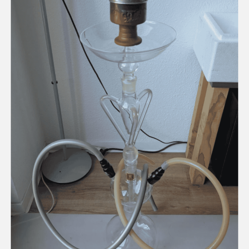 Rauch-Hookah mit Glasbasis, Metallaufsatz und zwei Schläuchen, ideal für Shisha-Liebhaber.