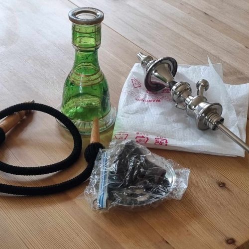 Verschiedene Shisha-Teile und Zubehör auf Holz.