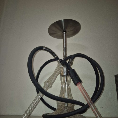 Dekorative Shisha mit Glasbasis und Schlauch.