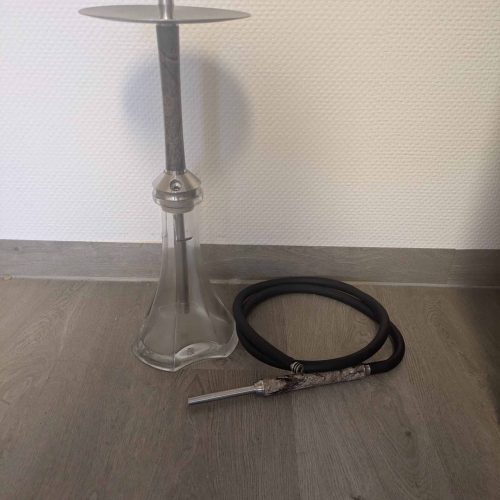 Shisha-Set mit Glasbase, Metallstück und Silikonschlauch, bereit zum Rauchen.