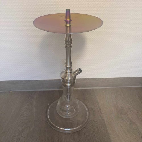 Shisha mit Glasbase und Metallaufsatz, ideal für Raucherlebnisse.