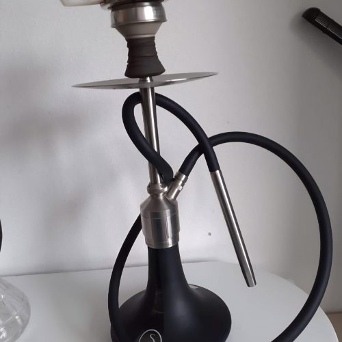 Shisha mit schwarzem Glas und Metallteilen, ideal für Raucher.