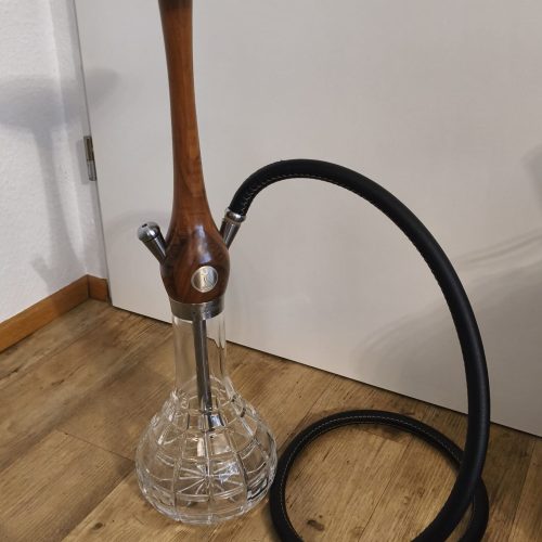 Shisha mit Holzsockel, Glasbowl und flexiblem Schlauch.
