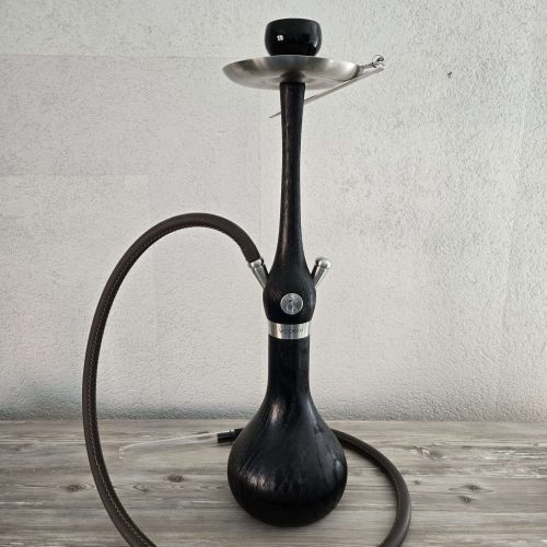 Rauchsäule für Shisha mit Schlauch und Kopf, schwarzes Design, auf Holztisch.
