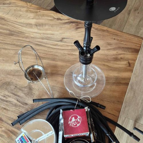 Shisha mit Glas, Schlauch und Kohle, bereit zum Rauchen.