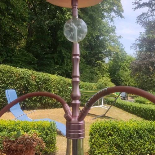 Wasserpfeife mit Glasball und Metallteilen, ideal für Shisha-Liebhaber.