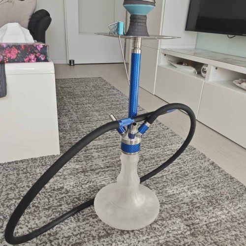 Rauchsäule mit Glasbowl, Schlauch und Metallaufsatz, ideal für Shisha-Liebhaber.