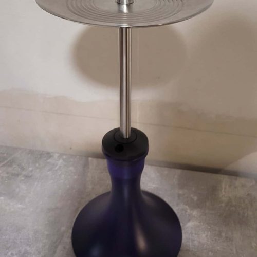 Moderne Shisha mit Edelstahl-Tabakschale und Glasvase, stilvolles Design.