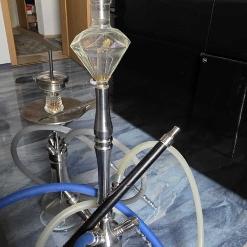 Shisha mit Glasbowl und Edelstahlrohren, ideal für Raucher und Sammler.
