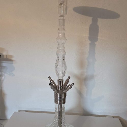 Elegante Shisha mit Glasbasis und Metallaufsatz, ideal für Raucherlebnisse.