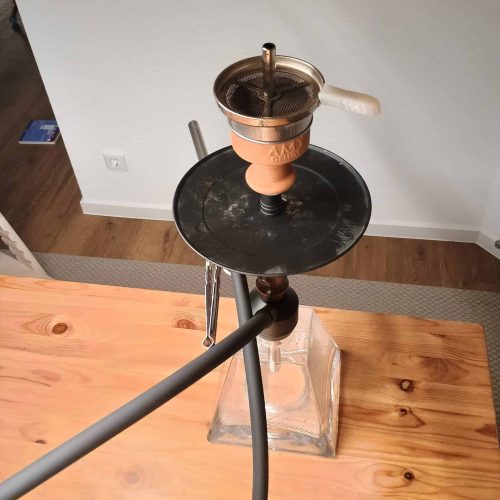 Shisha mit Rauchsäule auf Tisch, Nahaufnahme.