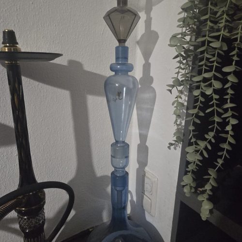 Dekorative Wasserpfeife mit Glasaufsatz und blauer Säule.