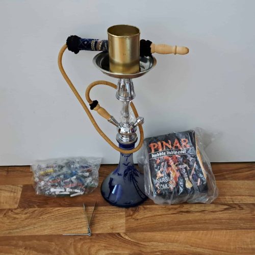 Rauchsäule mit Schlauch, Tabak und Zubehör für Shisha.