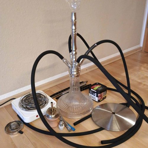 Rauchsäule mit Glas, Schläuchen und Heizplatte für Shisha.