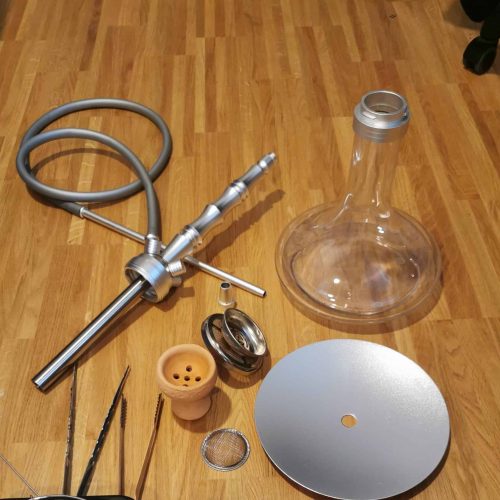 Shisha Rauchsäule mit Glas- und Metallteilen, Zubehör inklusive Tonkopf und Standfuß.