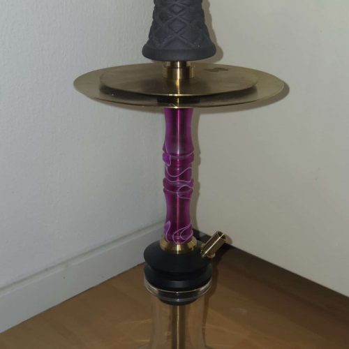 Rauchschüssel und Wasserpfeife, ideal für Shisha-Liebhaber, mit Glasbowl und Metallstücken.