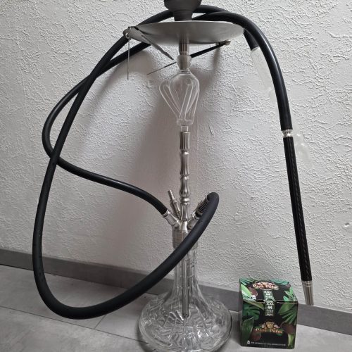 Schwarze Wasserpfeife mit Glasbasis und Schlauch, ideal für Shisha-Liebhaber.