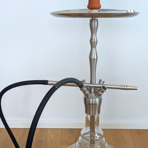 Rauchsäule mit Schlauch, Ablage und Keramikaufsatz, ideal für Shisha-Genuss.