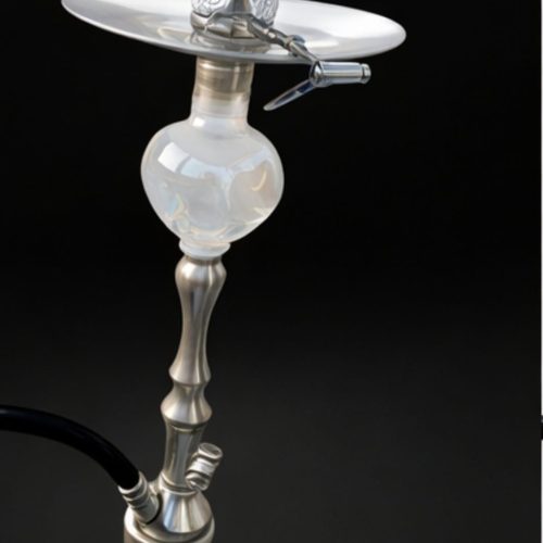 Rauch-Hookah mit silbernem Kopf, Schlauch und Zubehör, ideal für Shisha-Liebhaber.