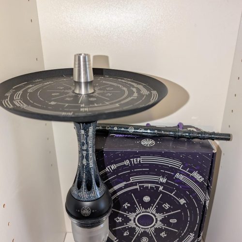 Shisha-Kopf mit Zubehör auf Verpackung, ideal für Wasserpfeifen.