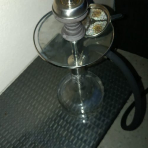 Shisha-Kopf auf Glas-Tisch, geeignet für Wasserpfeifen, mit Metall- und Silikondüsen.