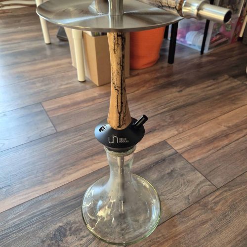 Rauchsäule mit Holz-Design, Metallaufsatz und Glasbasis für Shisha-Genuss.