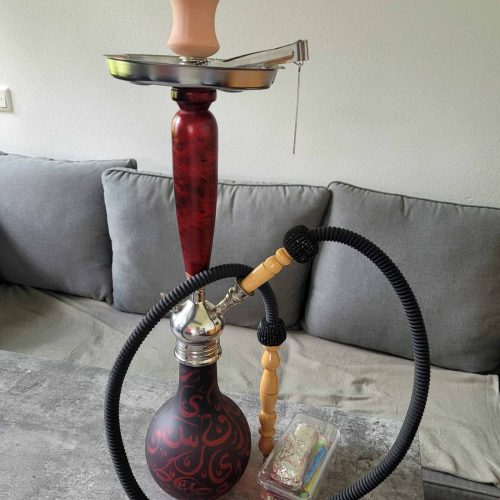 Dekorative Rauchsäule mit Shisha, Tabak und Kohle. Perfekt für gemütliche Abende mit Freunden.