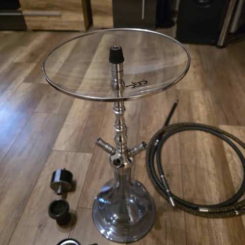 Shisha mit Glas-Tisch, Schlauch und Zubehör, ideal für Raucher in Lounge oder Zuhause.